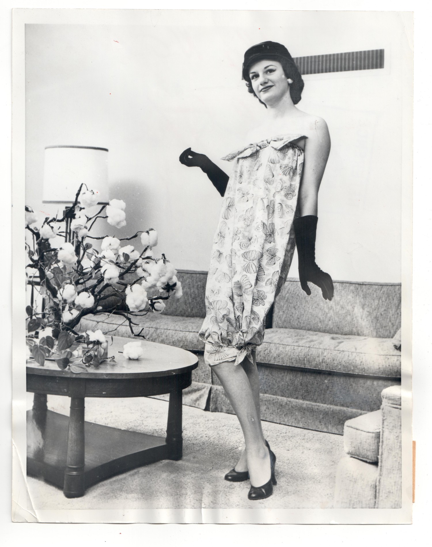 Glamour photograph of a model wearing a feedsack and long, black gloves, USA 1957 (TRC 2017.3303). For more information, click on the illustration.