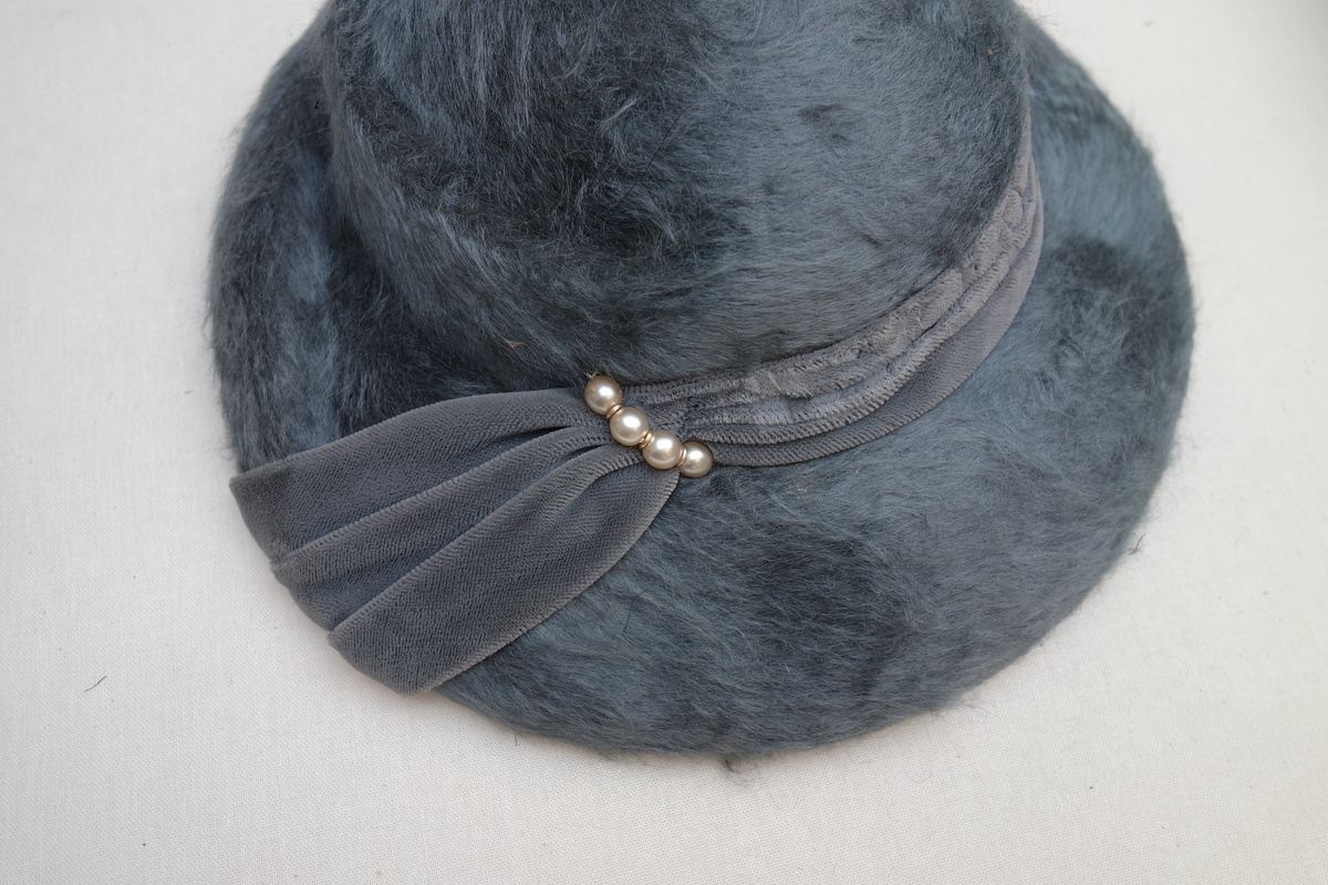 Detail of a woman's hat with a velvet ribbon and a plush ground (mid-20th century, Netherlands; TRC 2018.0572).