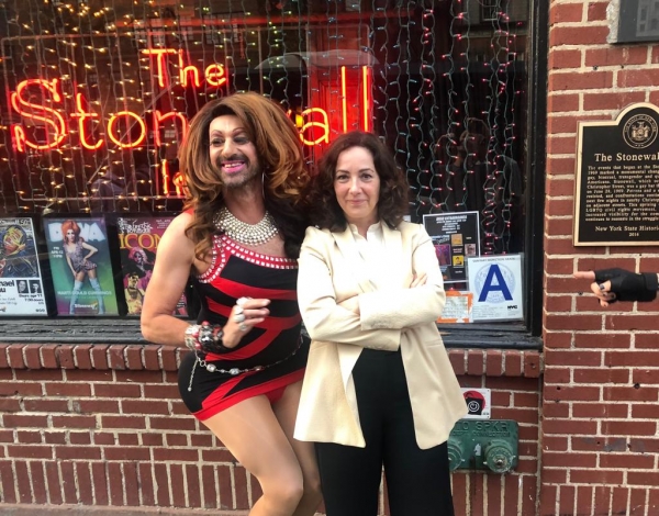 Amsterdam drag queen Jennifer Hopelezz (l) poses with Amsterdam Mayor Femke Halsema (r) in front of the Stonewall Inn in New York City, in April 2019. Hopelezz&rsquo;s dress reflects the red and black colours of the Amsterdam (NL) city flag.