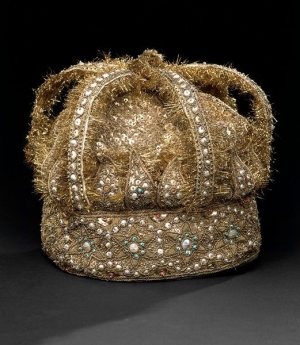 Hat decorated with pearl embroidery. India, mid-19th century.