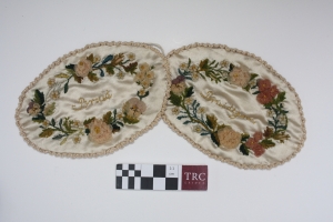 Two oval covers for wedding rings, with the texts bruid and bruidegom respectively ('bride' and 'bridgroom'). The Netherlands, 1827.