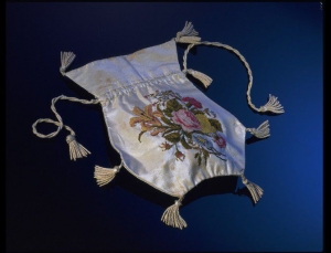 Embroidered silk reticule, England, early 19th century.