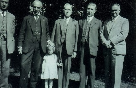 Fig. 9. "De Beentjes."  A group of Leiden professors that met for a walk every Wednesday afternoon at 15.30 under the clock of the (new) Academic Hospital. From left to right: Prof.Eduard Meijers (1880-1954), Prof. Jan van der Hoeve (1878-1952), Prof. Johan Huizinga (1872-1945), Prof. Gerrit Jan Heering (1879-1955), and Ton Barge. The photograph would date to ca. 1942.