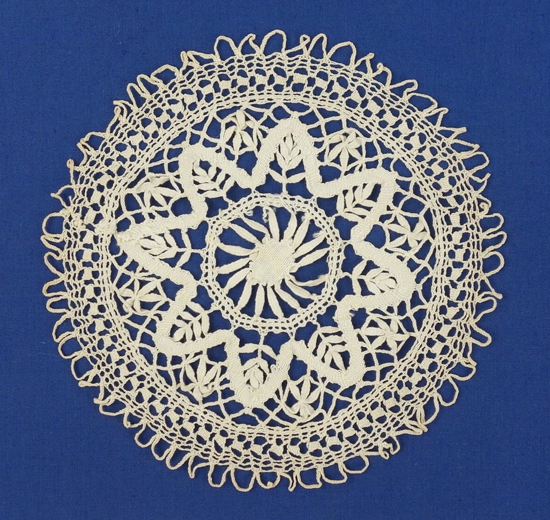 Round doily in handmade guipure bobbin lace made in three levels (TRC 2007.0582).