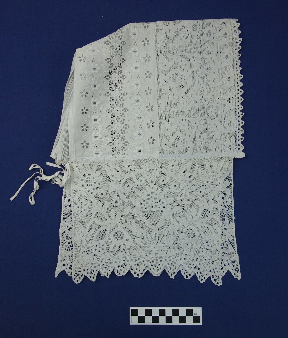 Festive cap for a Catholic woman from Zuid-Beveland, 20th cenury (TRC 2008.0483).