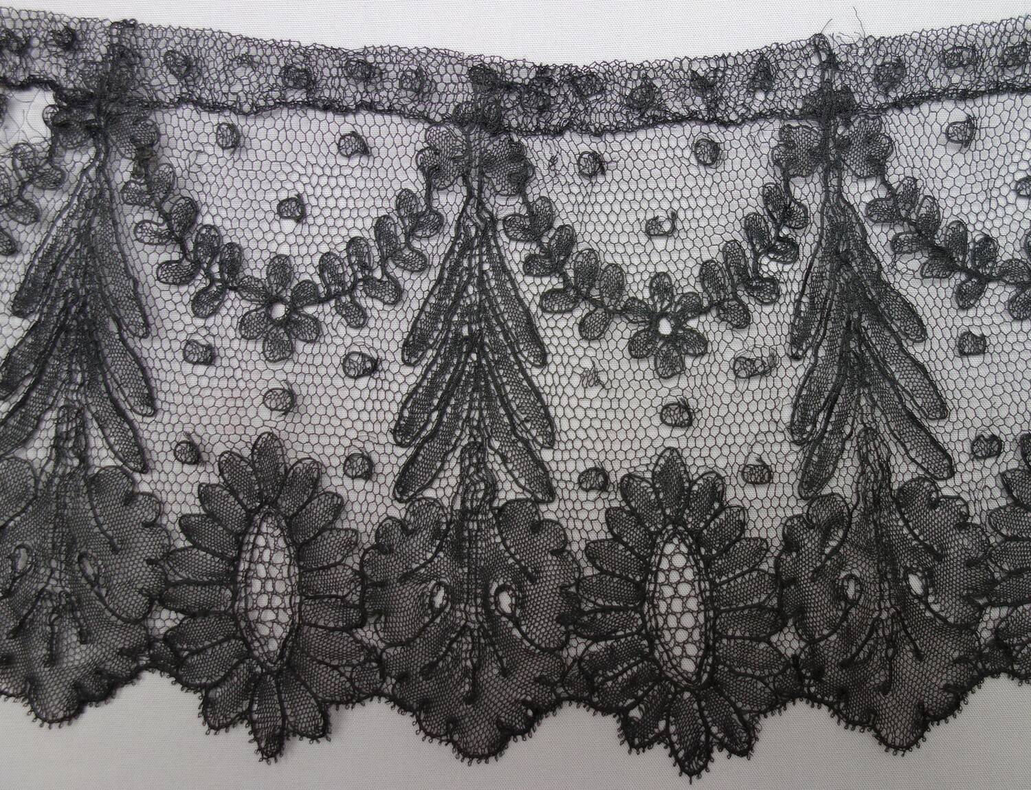 Lace sample from Switzerland, Chantilly technique (TRC 2010.0169).