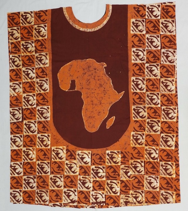 Handgemaakt, resist-geverfd hemd uit Ghana, 20ste eeuw (TRC 2010.0330).