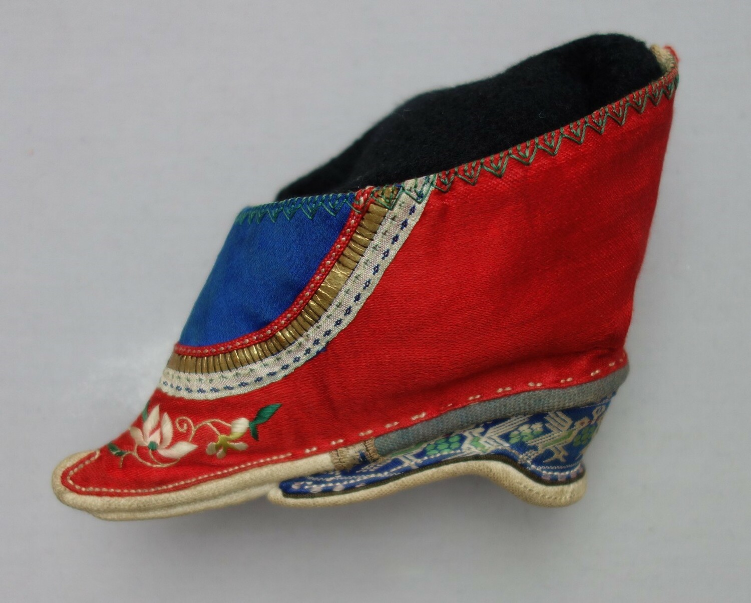 Lotus shoe from China, with hand embroidery c. 1900 (TRC 2013.0061).
