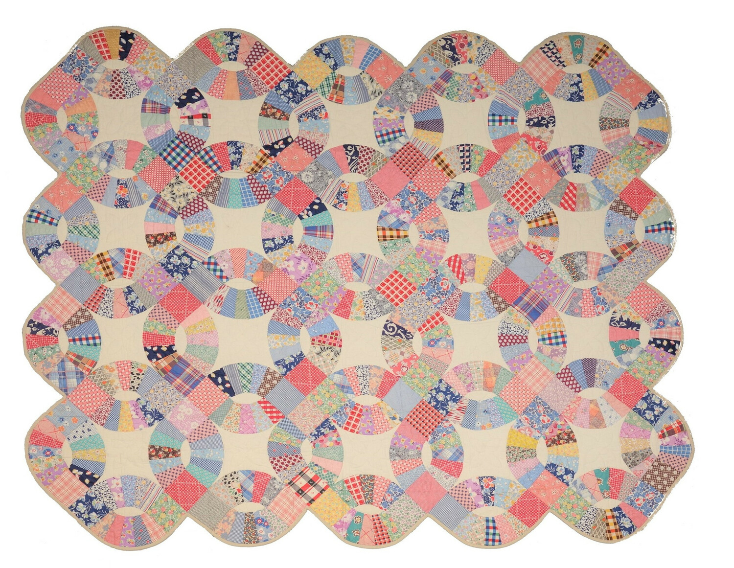 Double Wedding Ring quilt; the top was made in the 1930s, and it was finished in the early 21st century. USA (TRC 2021.1621).