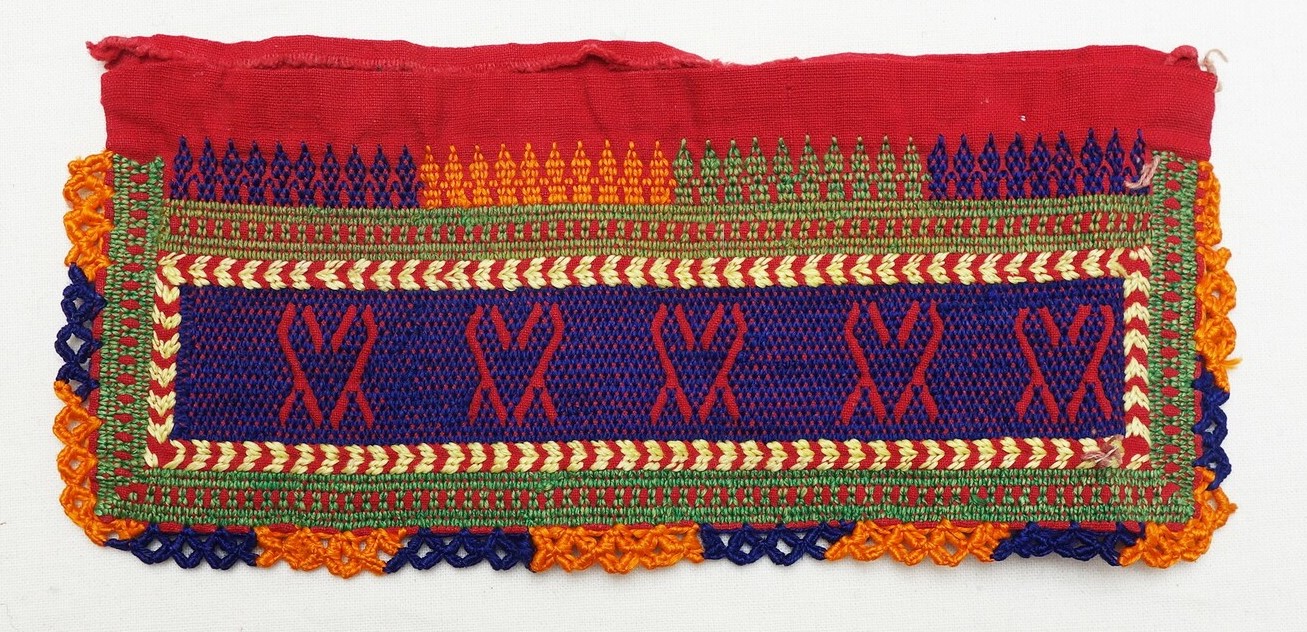 Een stukje Jordaans borduurwerk, met een negatief patroon tegen een paarse achtergrond. 20ste eeuw (TRC 2019.1715).