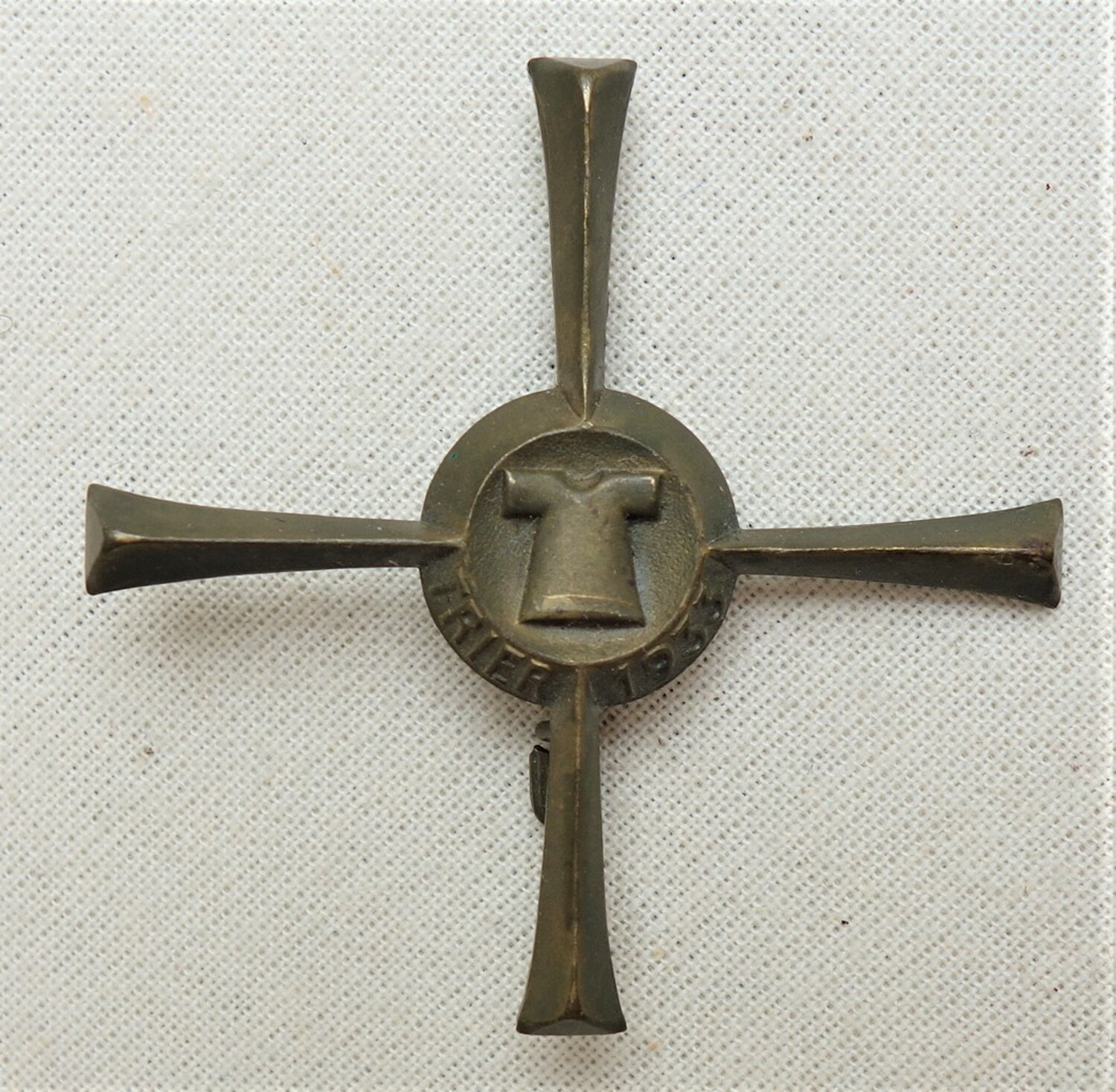 A metal pilgrim's badge to commemorate the 1933 viewing of the Holy Mantle, Trier (TRC 2020.3574).