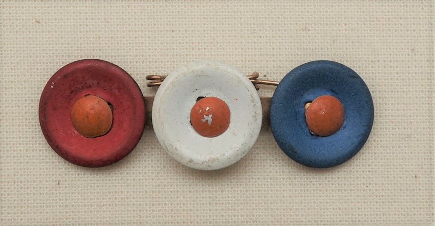 Hand-made brooch in red-white-blue, the colours of the Dutch flag, worn during the German occupation of the Netherlands, 1940-1945 (TRC 2020.3711).