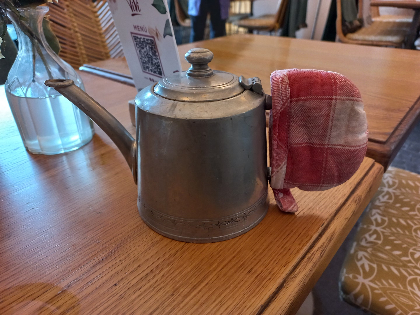 Perhaps we should not complain too much: we did find textiles in Rome. A padded cloth serving as a teapot holder in a Roman cafe.
