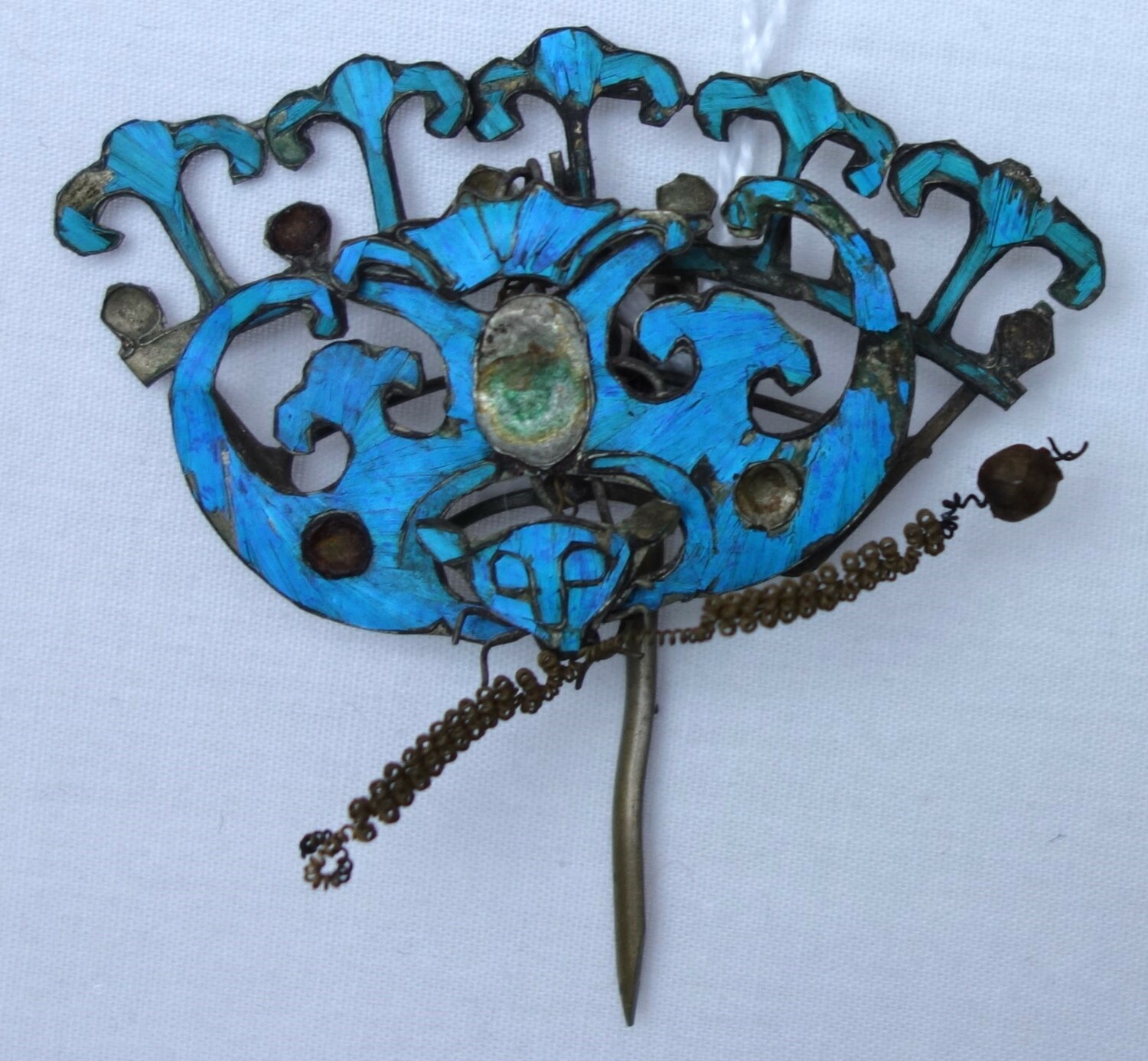 Hair pin with a stylised bat, with kingfisher feather decoration, China, 20th century (TRC 2023.2525).