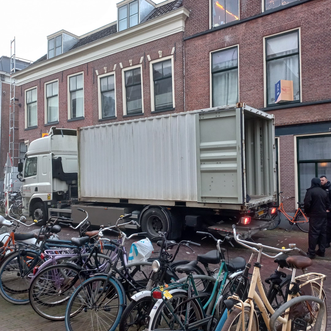 The first load of more than 400 boxes being moved from Hogewoerd 164 to temporary storage, 7 November 2025.