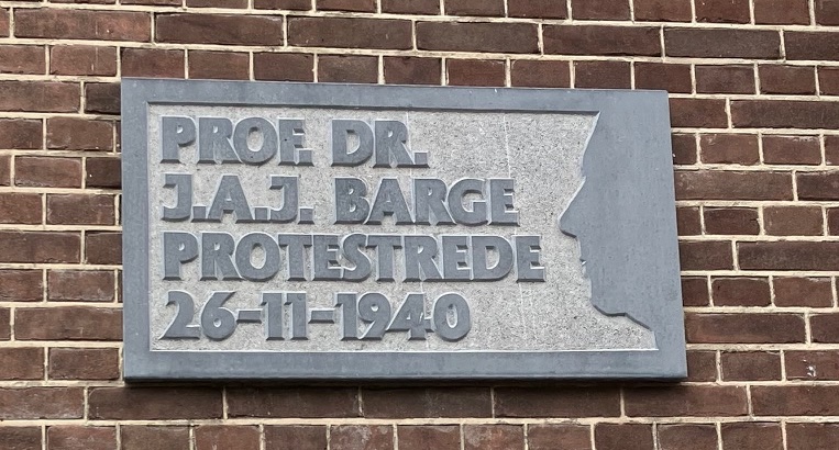 Fig. 12. The plaque attached next to the front door, commemorating Prof. Barte's protest speech, 26  November 1940. Photograph Willem Vogelsang 2026.