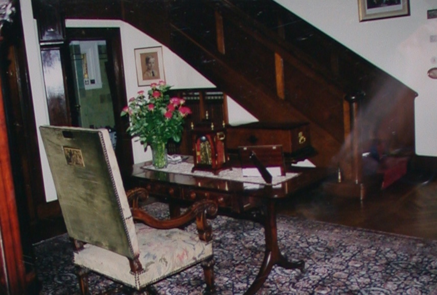 Fig. 13. Hallway of Boerhaavelaan 6. The chair in front has a plaque at the back commemorating Winston Churchill who sat in this chair on 10 May 1946 when he received an honorary doctorate from Leiden University.