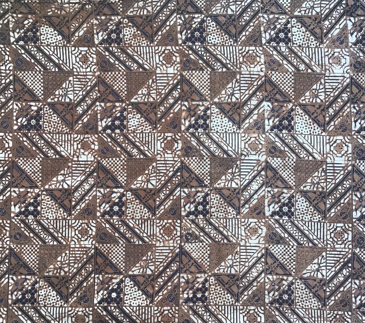 A Javanese batik from c. 1980 decorated with a repeating geometric pattern (TRC 2022.2020).