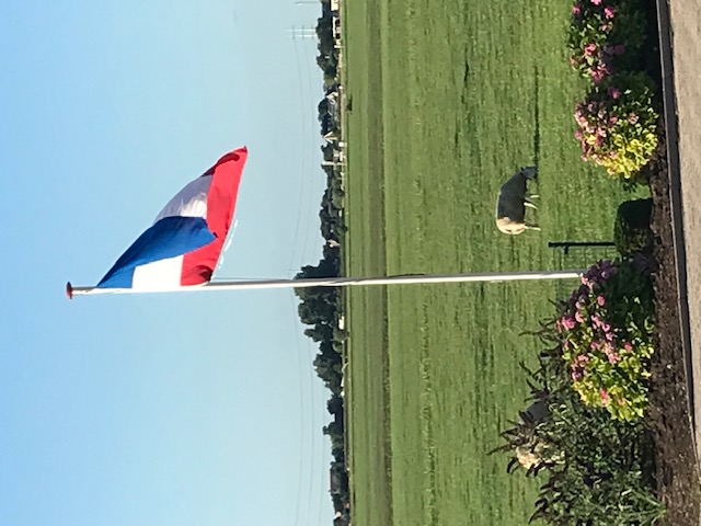 The Dutch flag, red-white-blue, hanging upside down just outside of Leiderdorp, 1 August 2022 (photograph Willem Vogelsang).
