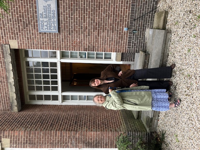 Augusta de Gunzbourg (r) and Gillian Vogelsang (l) proudly showing the keys to Boerhaavelaan 6 (Leiden), the planned new home of the TRC.