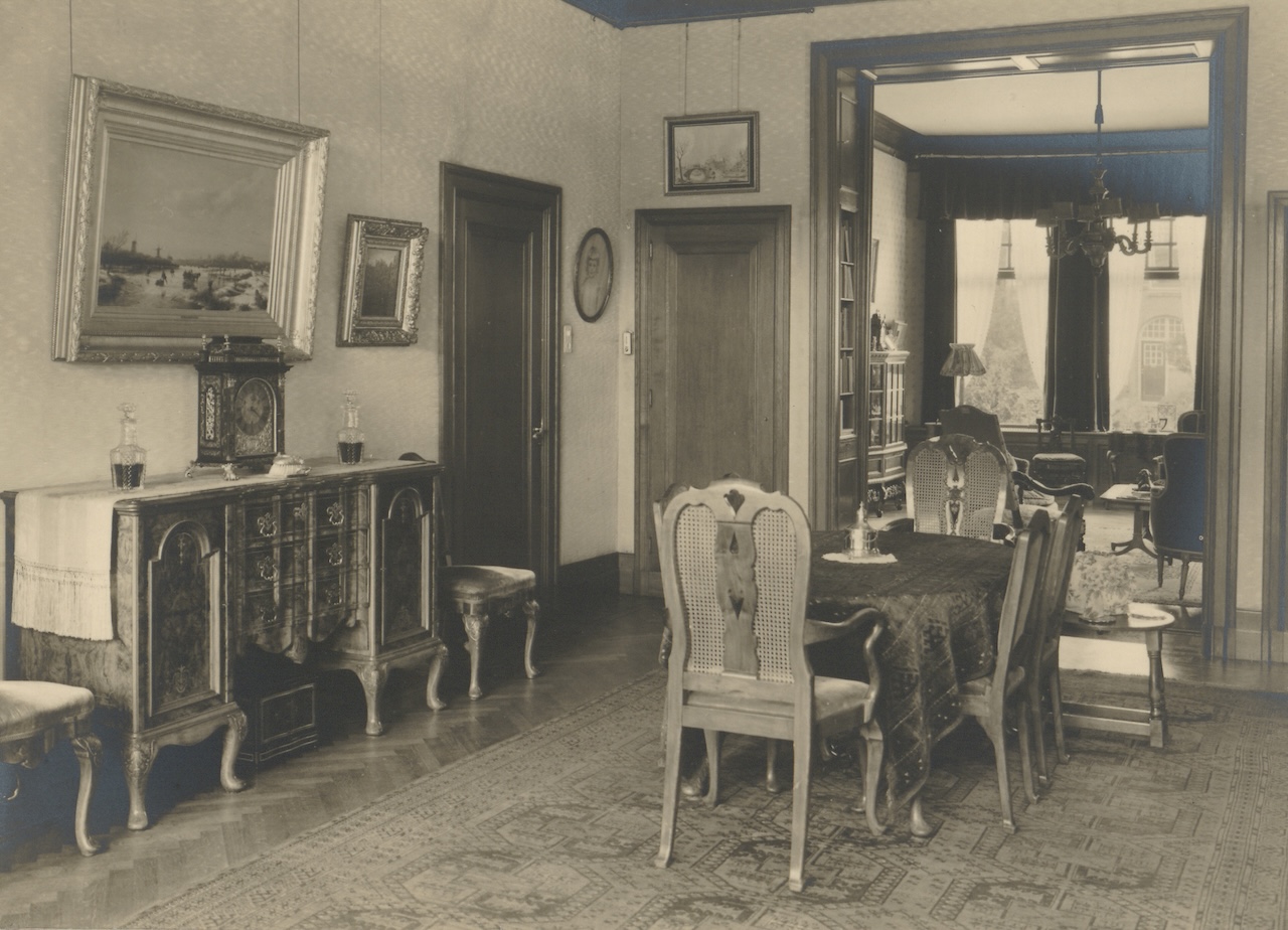 Fig. 5. Former state of the diining room of Boerhaavelaan 6, and beyond the partition the sitting room along the Boerhaavelaan. See also Figs. 16-17.