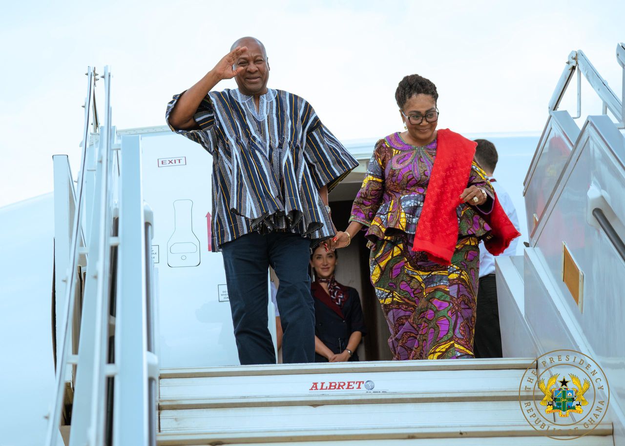 Fig. 1. President of Ghana, John Dramani Mahama, wearing a fugu when arriving in Zambia for a state visit, photographed together with his wife. Courtesy The Office of the Presidency, Republic of Ghana.