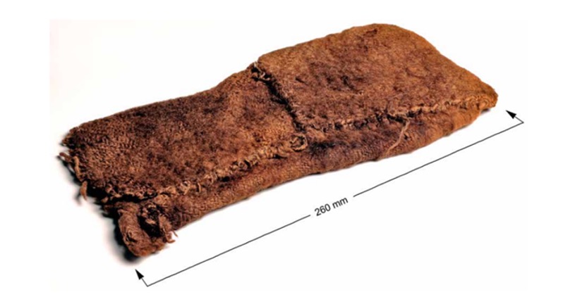 Fig. 3: The oldest glove found in the Netherlands, dating to ca. AD 800 (Willemsen 2015a, p. 5).