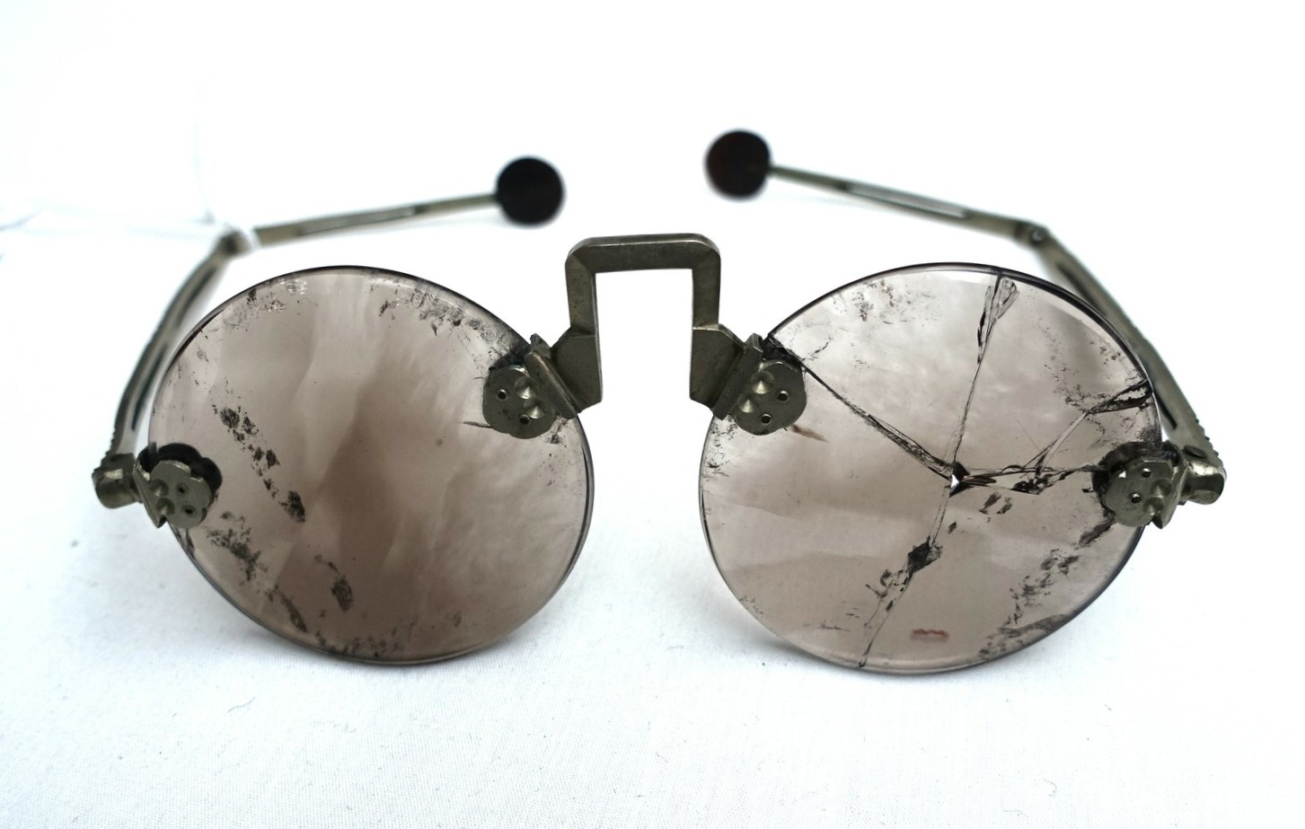 Fig. 6. Pair of double-hinged spectacles, 19th century, China (TRC 2023.2141)