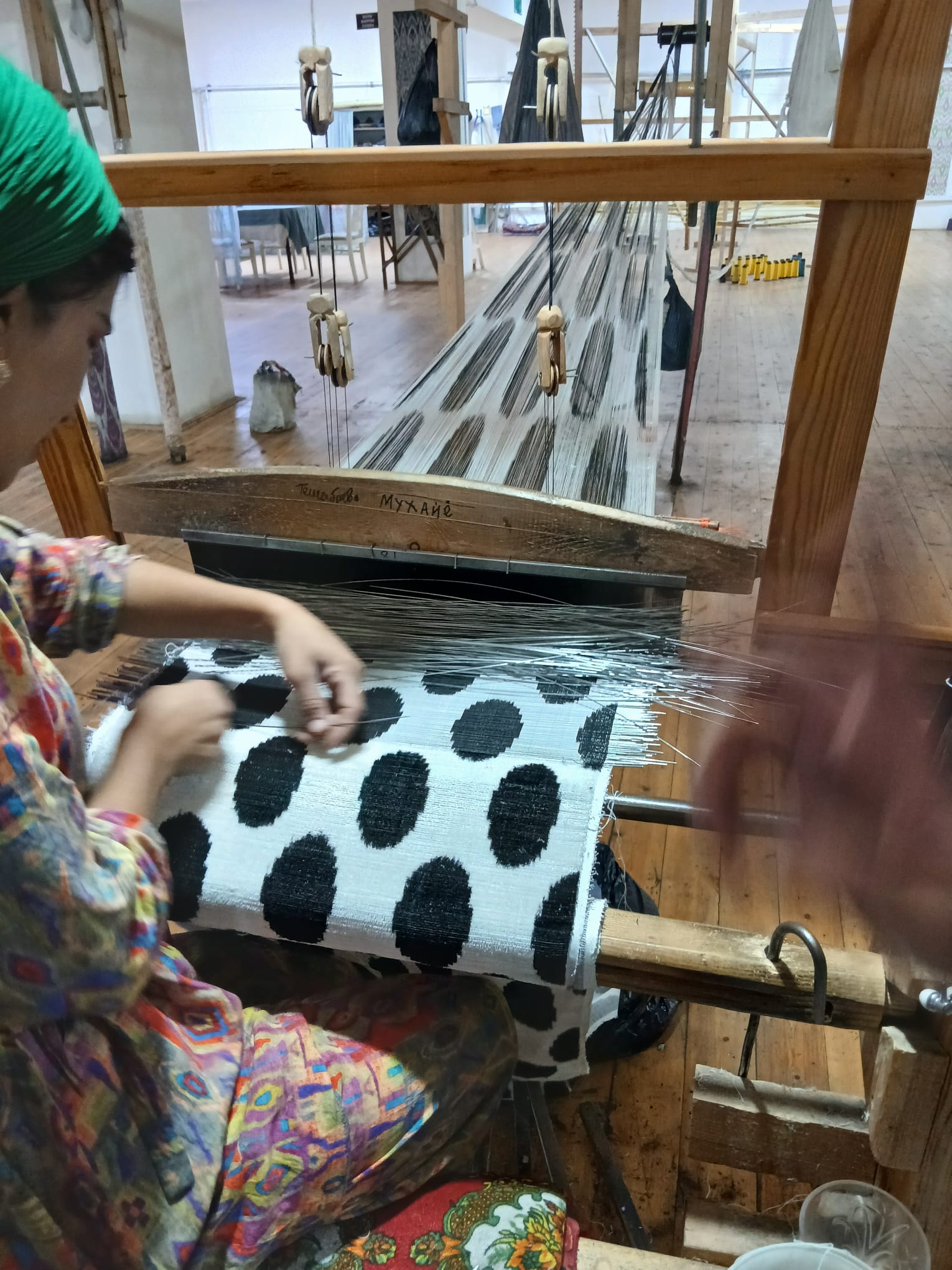 Bakhmal being woven with the use of metal rods, then cut. Photograph by author.