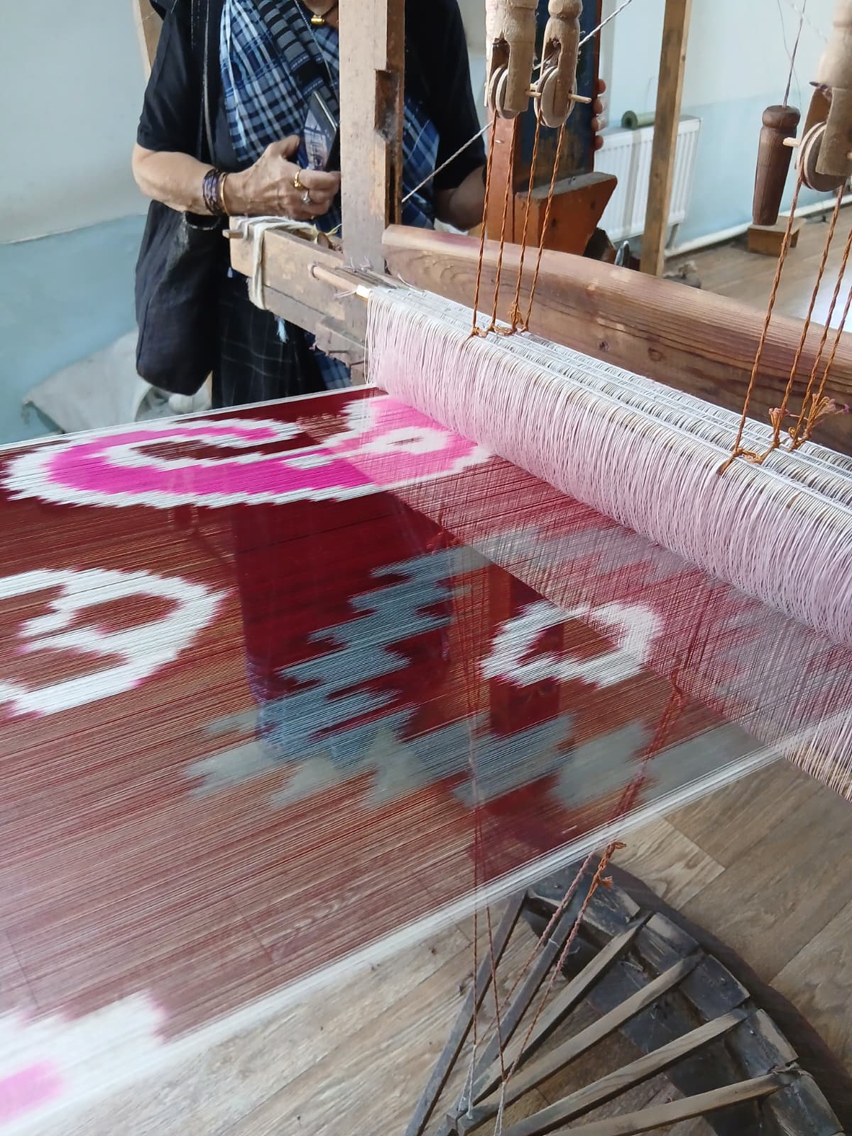 Loom for the production of atlas. Photograph by author.