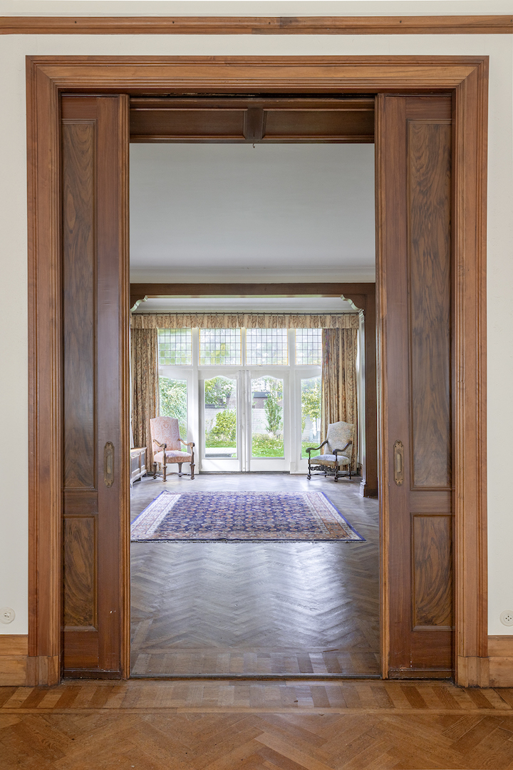 Fig. 17. The ground floor rooms at Boerhaavelaan 6, looking through the sitting room to the dining room. Photograph courtesy Monumentenbezit.