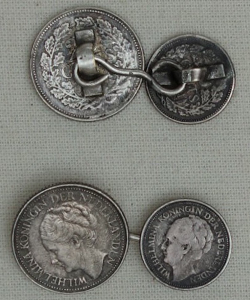 Pair of cufflinks made from a 25 cents and a 10 cents silver coin, struck in 1941 (?) (2020.3694).