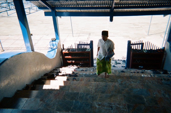 Fig. 4. A man wearing a Buton sarong on his way to the mosque. Photograph[h by author.