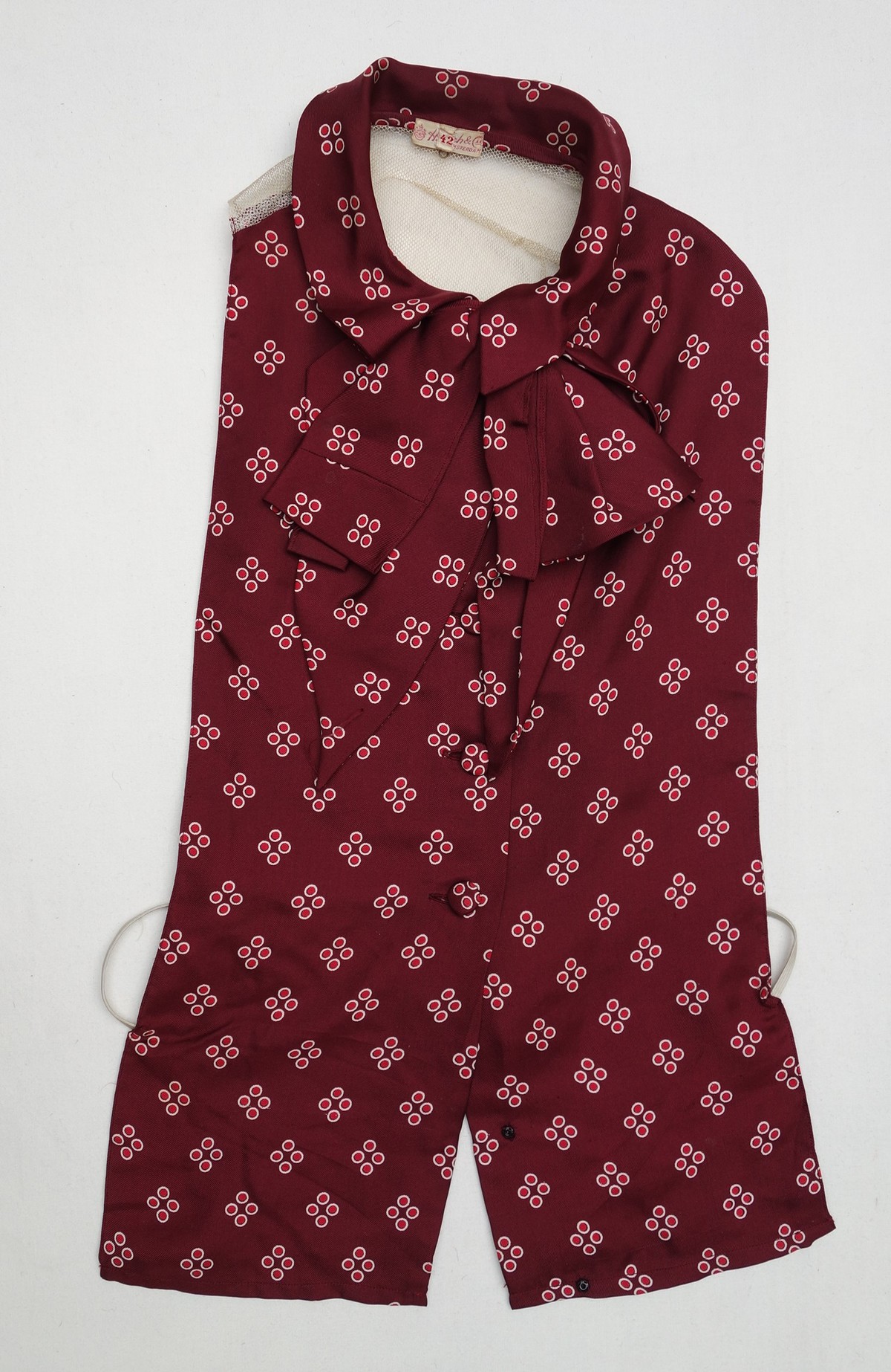 War-time blouse sold by the firm of Hirsch & Cie, Amsterdam (TRC 2007.0885). The back of the garment, normally not visible, is made of a cheap material (net). The label with the name of the Jewish firm of Hirsch & Cie. was made illegible.