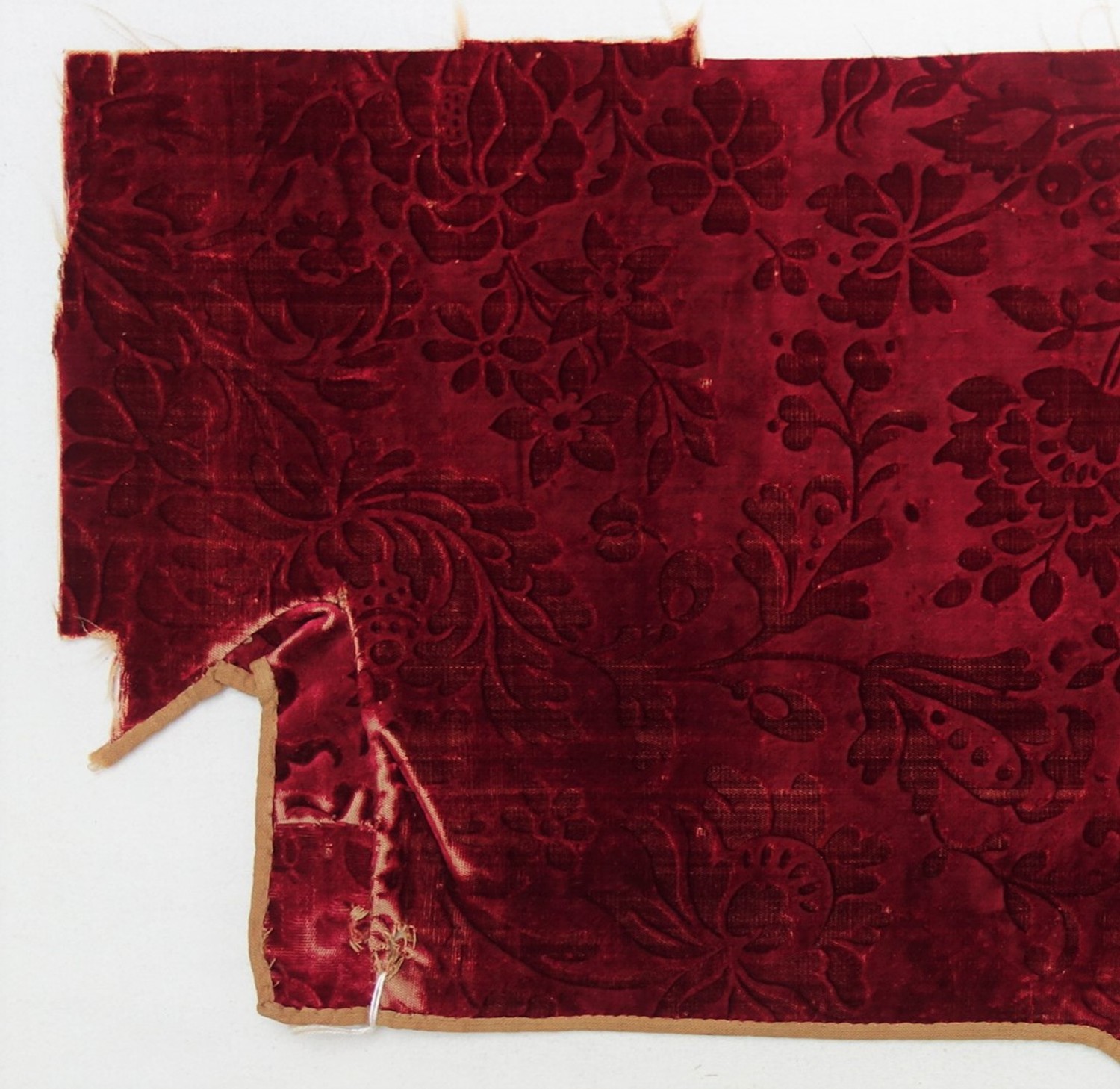 Voided velvet, cut and uncut pile (ciselé), satin ground, coloured with insect dye. Europe, 18th century (TRC 2011.0386).