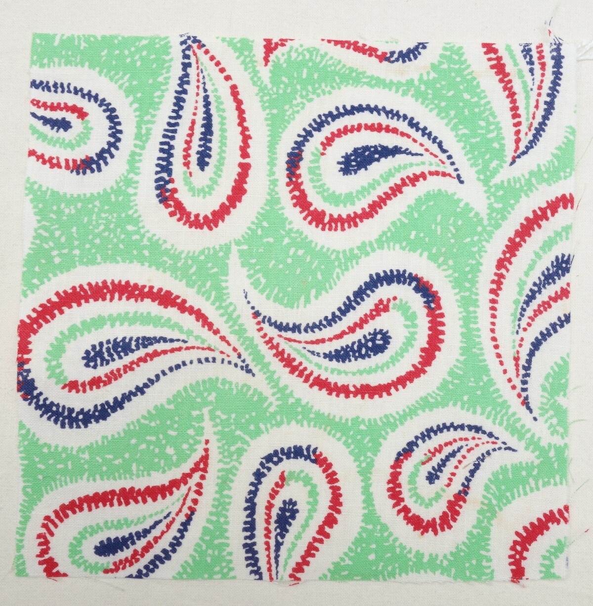 Paisley motief op een Amerikaanse voedselzak, jaren '40 (TRC 2019.1245). Voor meer information, klip op de illustratie.