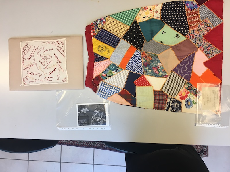 Photograph taken at the TRC on 10th January 2019, showing the Feestrok, the handkerchief from the internmen camp at Stadskanaal, and the photograph of Mrs Boissevain-van Lennep. 