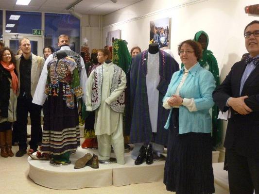 Opening van de TRC tentoonstelling "Goed Gekleed Afghanistan", op 5 november 2010 in Leiden, door mevr. dr. Gillian Vogelsang-Eastwood en Z.E. de Honorair Consul van Afghanistan in Rotterdam, dhr. Ehsan Turabaz.